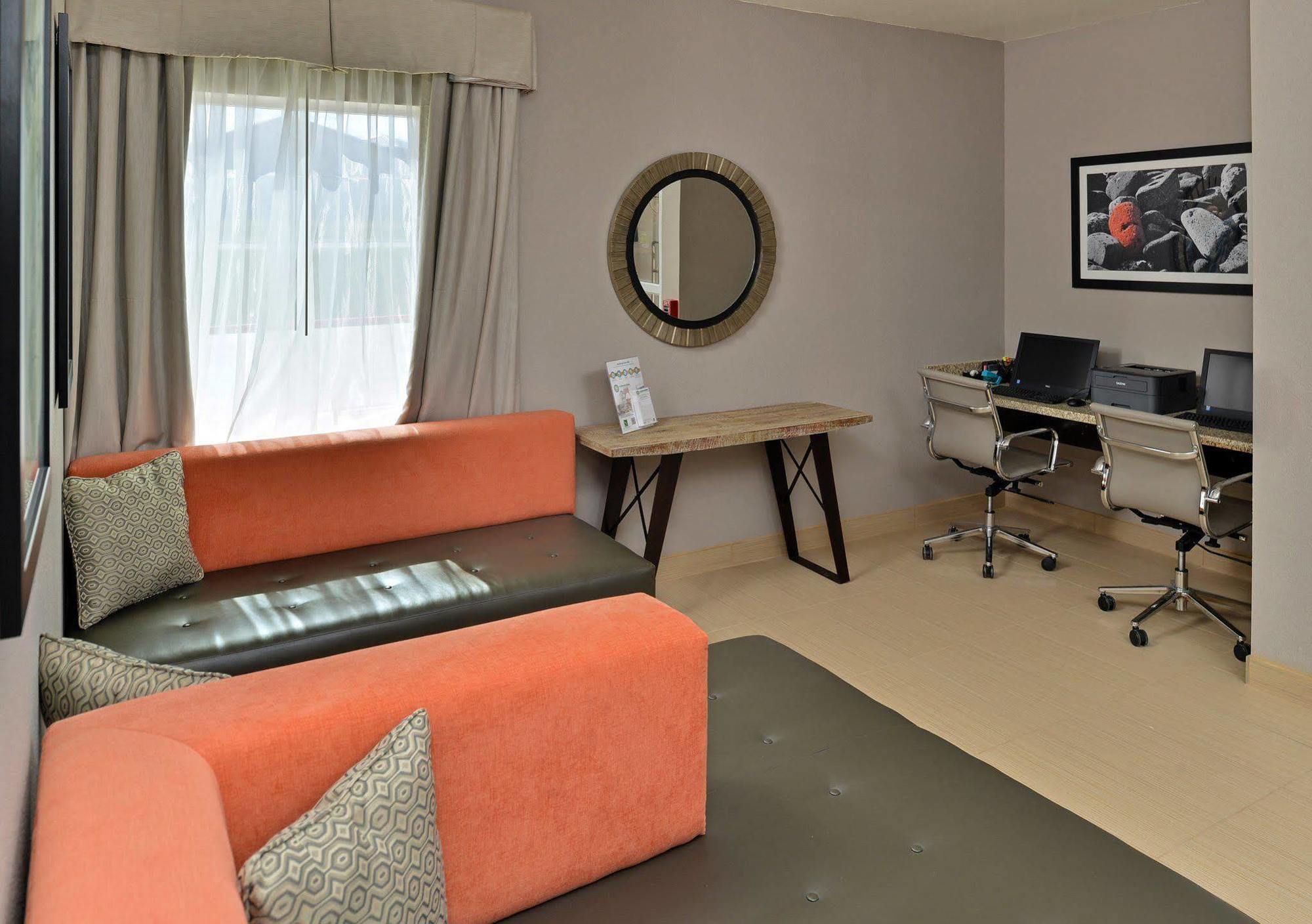 The Black Swan Lee - Lenox, Ascend Hotel Collection Екстериор снимка